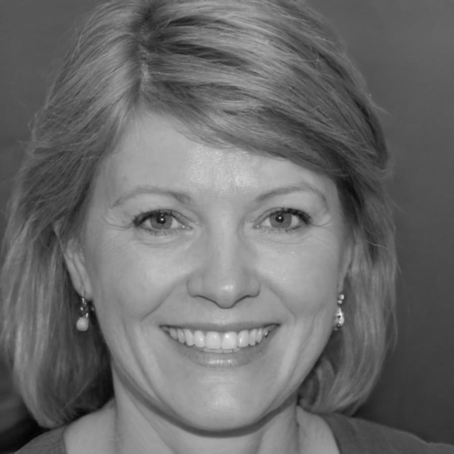 Étudiante concentrée suivant une formation en ligne depuis son domicile