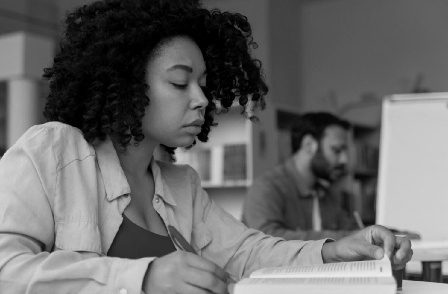 Espace de travail collaboratif avec documents financiers et analyses