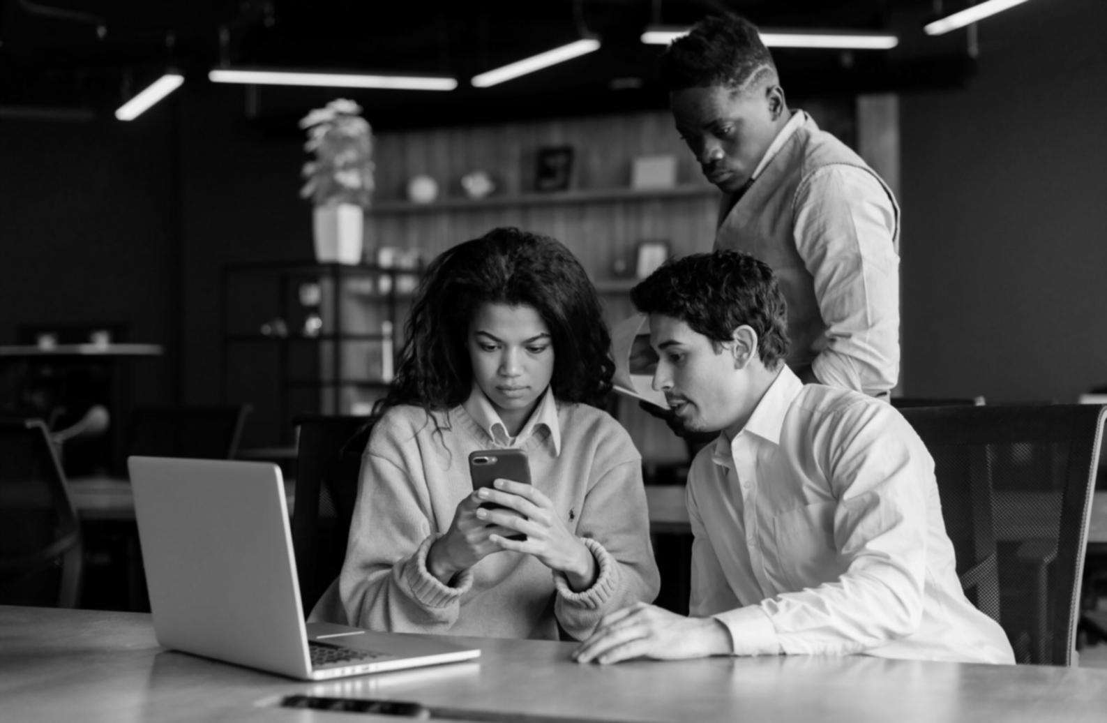 Espace de travail organisé pour apprentissage à distance avec ordinateur et matériel pédagogique